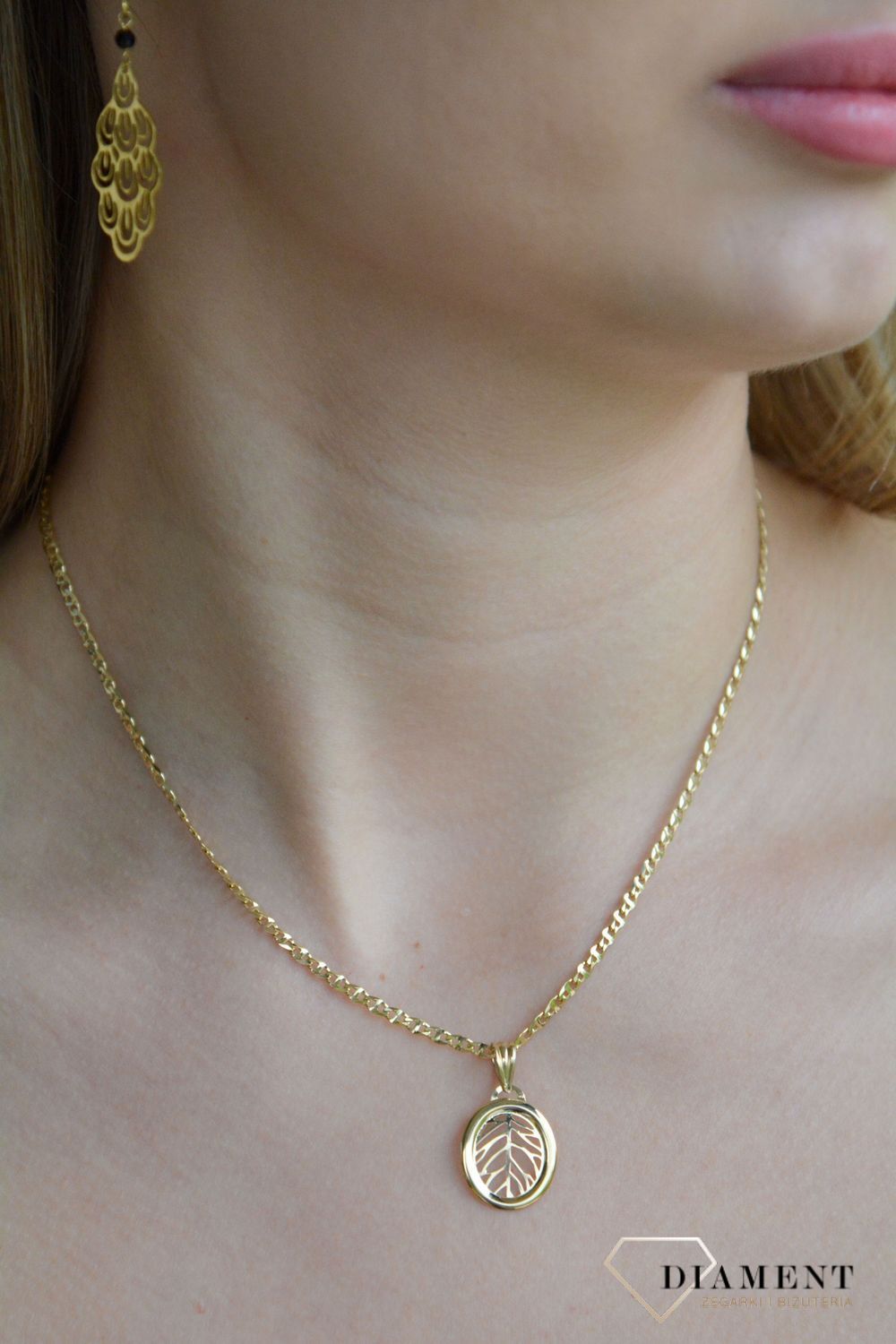 Złota zawieszka damska 585 owalna z ażurowym wypełnieniem ZA 7538.jpg